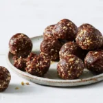 طرز تهیه توپک خرمایی خانگی؛ ساده، سریع و بدون فر
