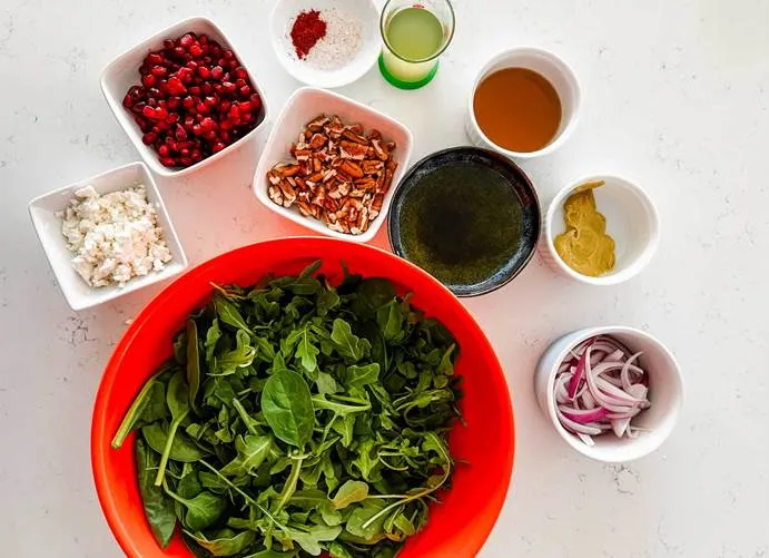 طرز تهیه سالاد اسفناج با انار 1