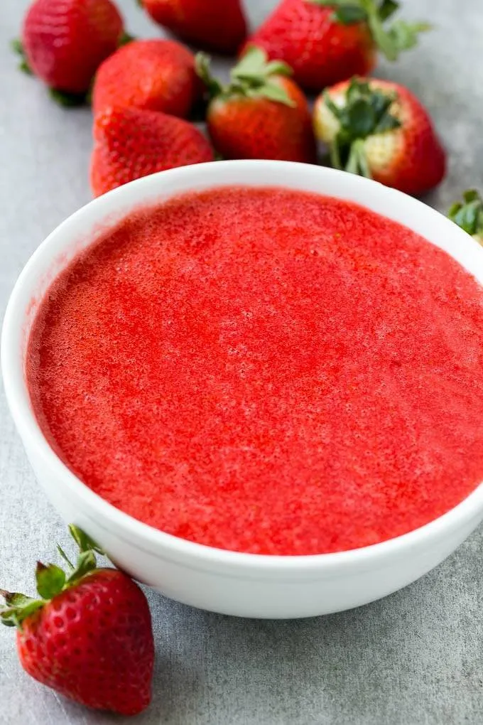 طرز تهیه موهیتو توت فرنگی و لیمو 2