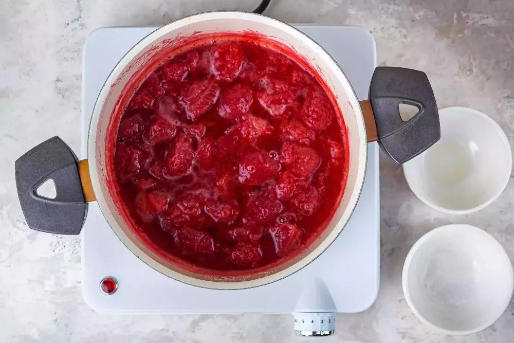 طرز تهیه کمپوت توت فرنگی به ساده‌ترین روش 2