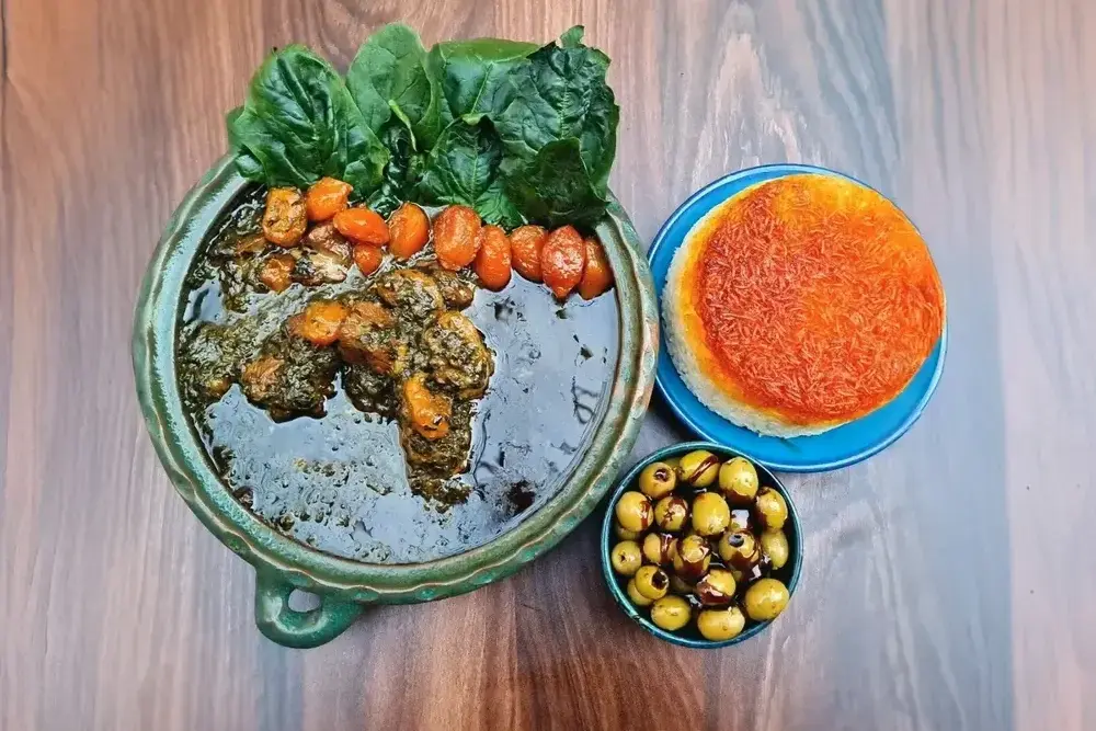طرز تهیه خورشت آلو اسفناج با رب انار مجلسی
