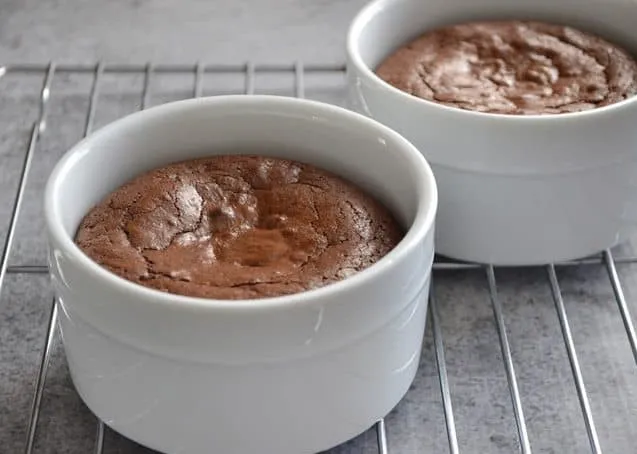 طرز تهیه کیک فنجانی با استفاده از فر یا مایکروفر