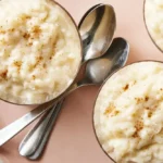 طرز تهیه شیر برنج مجلسی با کره و تزیین کشمش و دارچین