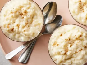 طرز تهیه شیر برنج مجلسی با کره و تزیین کشمش و دارچین