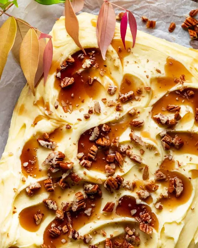 طرز تهیه کیک کدو حلوایی با فراستینگ پنیر خامه‌ای _ عکس نهایی کیک