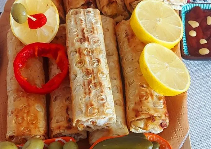 غذاهای نونی برای شام- رول فیله مرغ سوخاری با سس بالزامیک و سبزیجات گریل‌شده