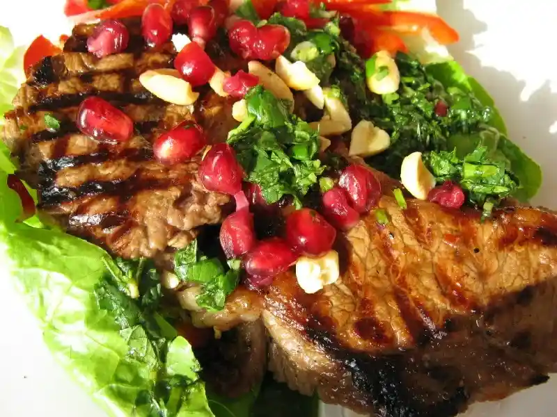 3. سالاد کاهو و انار با مرغ گریل_شده