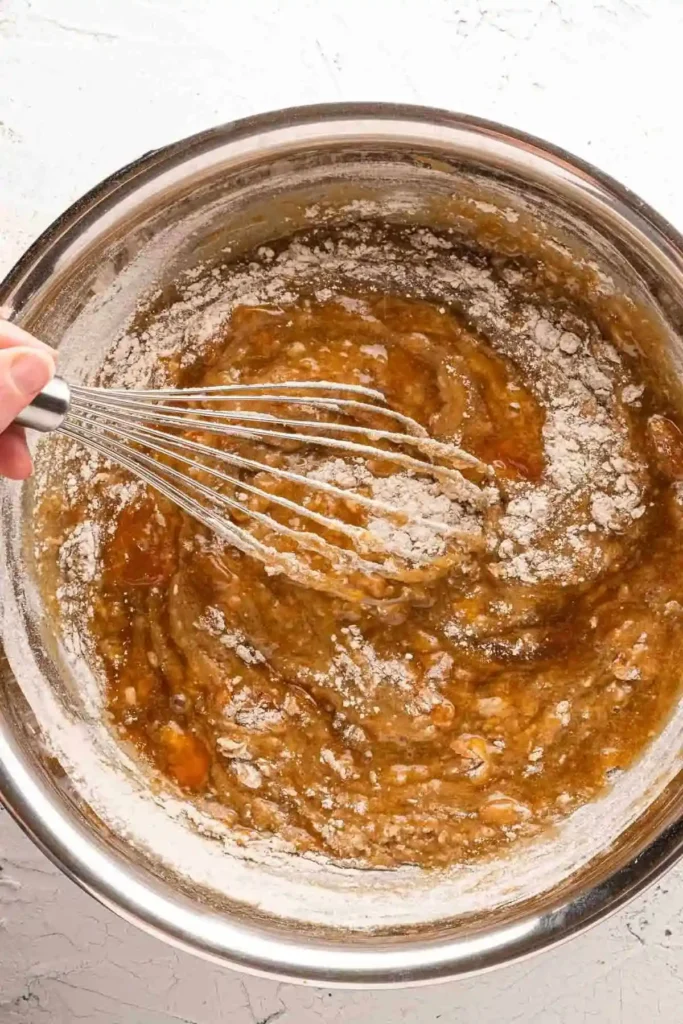 7. آموزش تهیه کیک خرمالو- ترکیب مواد خشک با مواد خیس