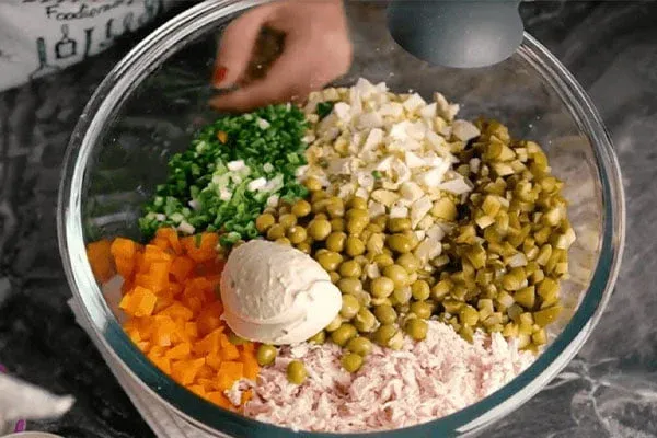2. طرز تهیه سالاد روسی به صورت مرحله به مرحله _مرحله دوم خرد کردن مواد