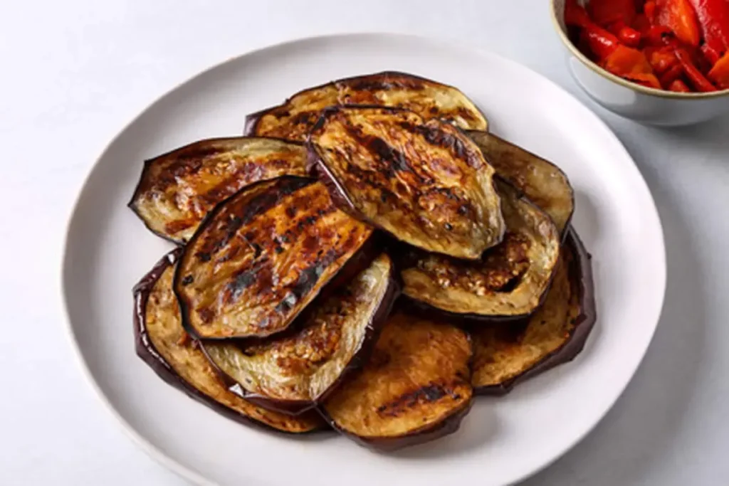 2. طرز تهیه گراتن مرغ و بادمجان _ مرحله دوم سرخ کردن بادمجان ها