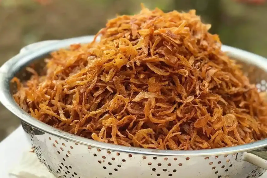 3. طرز تهیه مرحله‌ به‌ مرحله آش آبغوره تبریزی _ مرحله سوم تهیه پیاز داغ