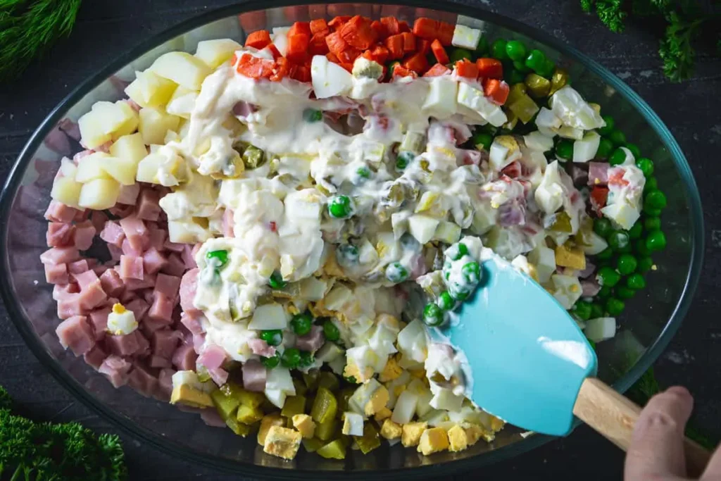 4. طرز تهیه سالاد روسی به صورت مرحله به مرحله _مرحله چهارم تهیه و اضافه کردن سس