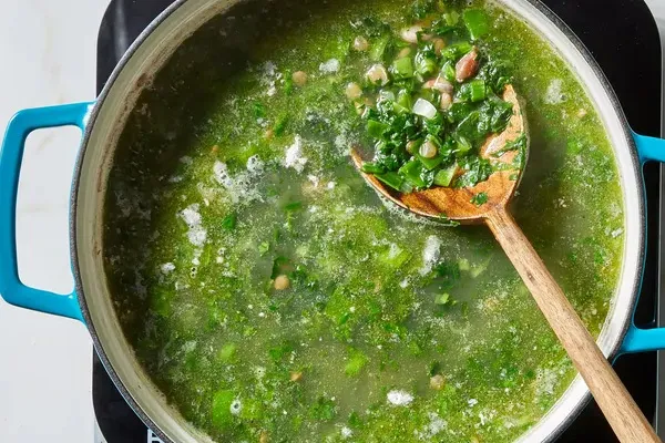 4. طرز تهیه مرحله‌ به‌ مرحله آش آبغوره تبریزی _ مرحله چهارم اضافه کردن حبوبات و سبزی
