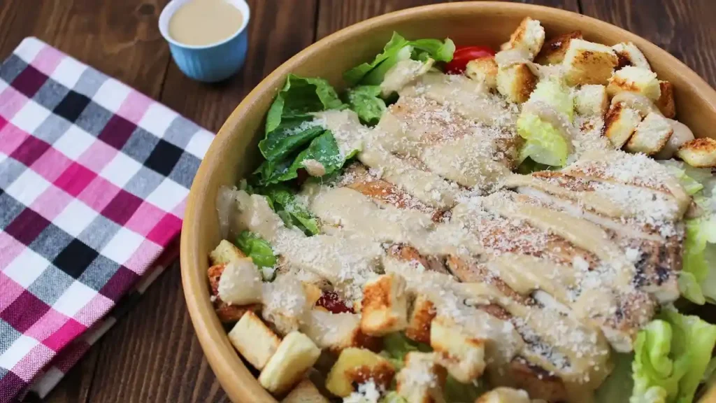 5 غذای فست فودی _ سالاد سزار با مرغ گریل‌شده (KFC خانگی)