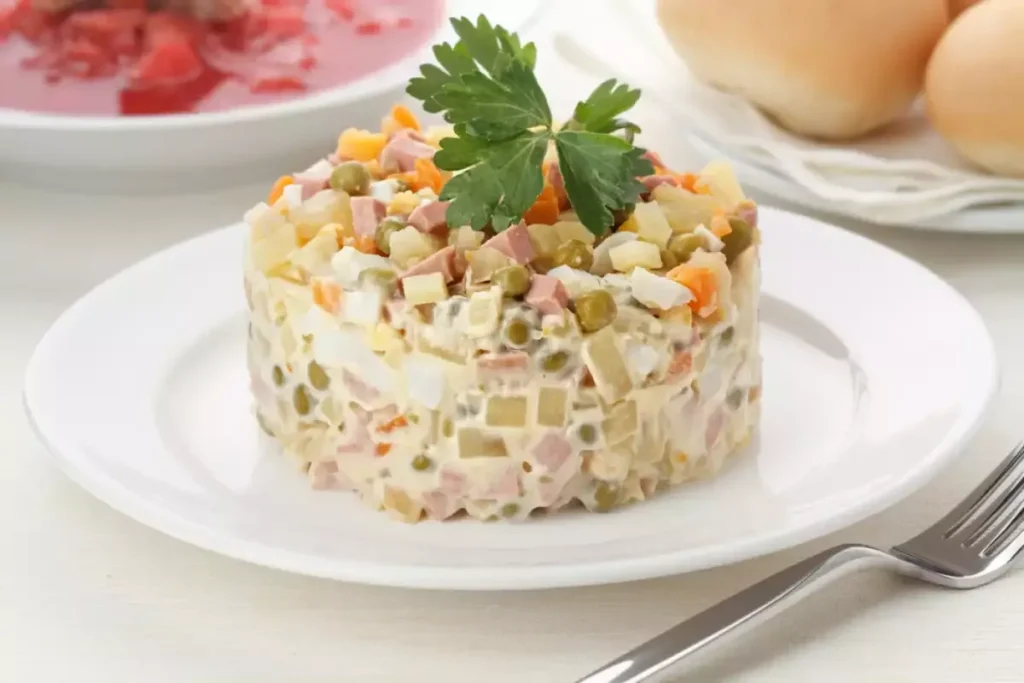 5. طرز تهیه سالاد روسی به صورت مرحله به مرحله _مرحله ششم تزئین و سرو سالاد