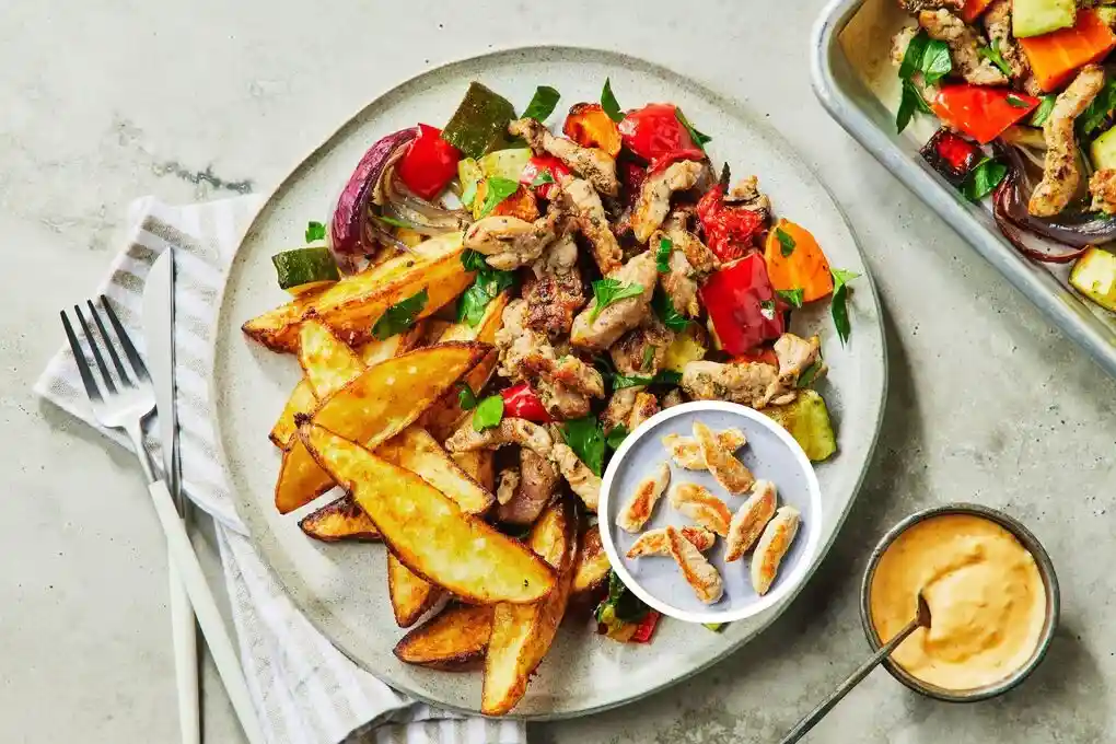 7. روش پخت مرغ سوخاری در فر _ مرحله پنجم بررسی تردی و سرو