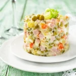 طرز تهیه سالاد روسی اصل + نکات مهم و ارزش غذایی