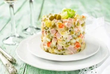 طرز تهیه سالاد روسی اصل + نکات مهم و ارزش غذایی